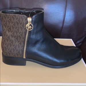 Michel Kors Jaycie Leather Ankle Booties.